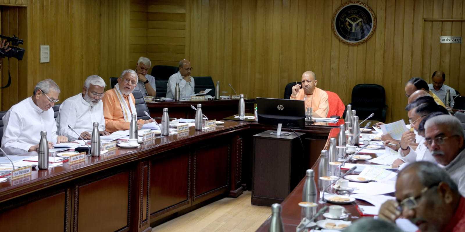 ट्रिलियन डॉलर अर्थव्यवस्था के लिए सही राह पर उत्तर प्रदेश : सीएम योगी ट्रिलियन डॉलर अर्थव्यवस्था के लिए सही राह पर उत्तर प्रदेश : सीएम योगी